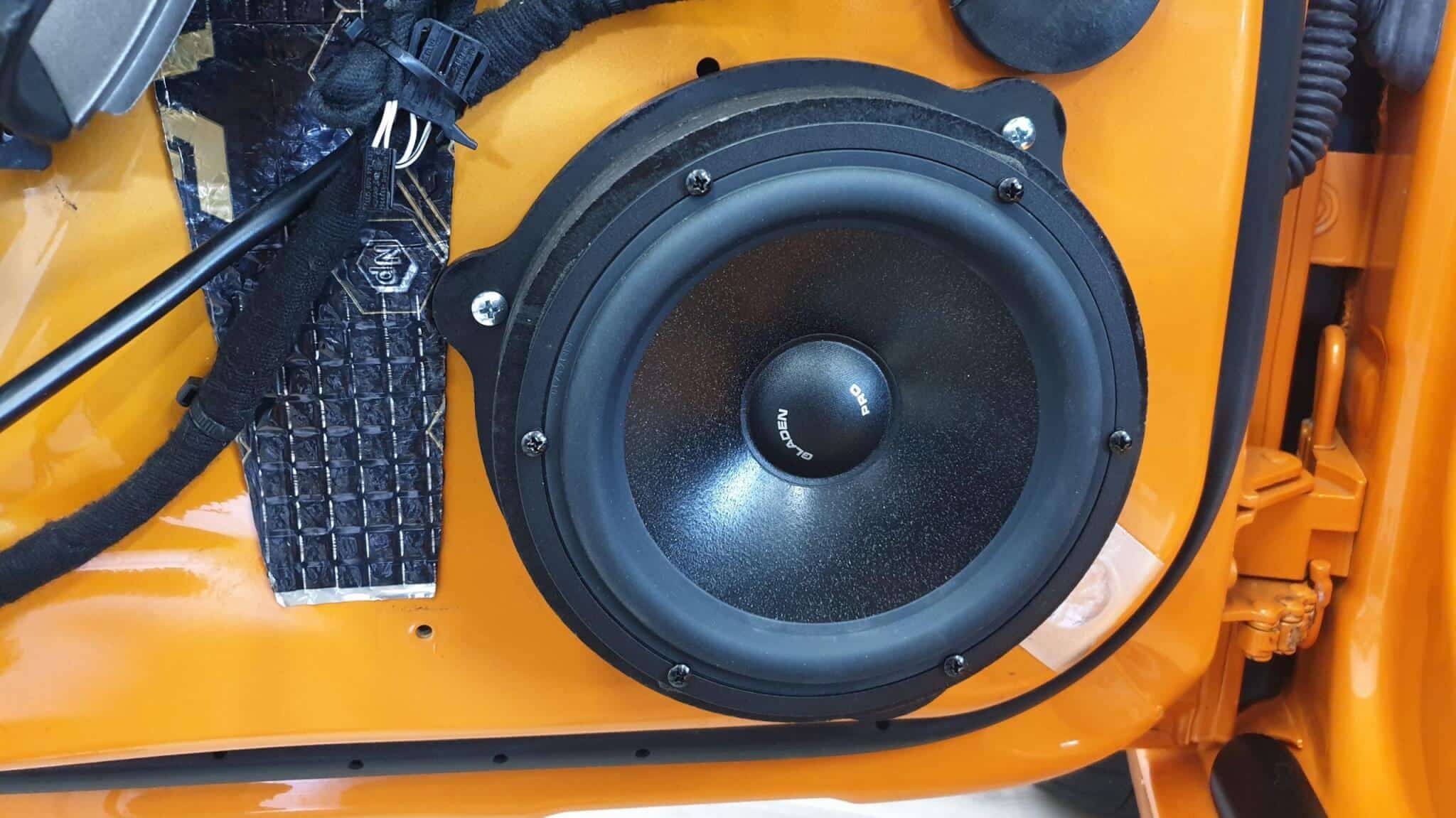 Lamborghini Gallardo: High-End Tieftöner Gladen auf massivem Montagering Lautsprecher