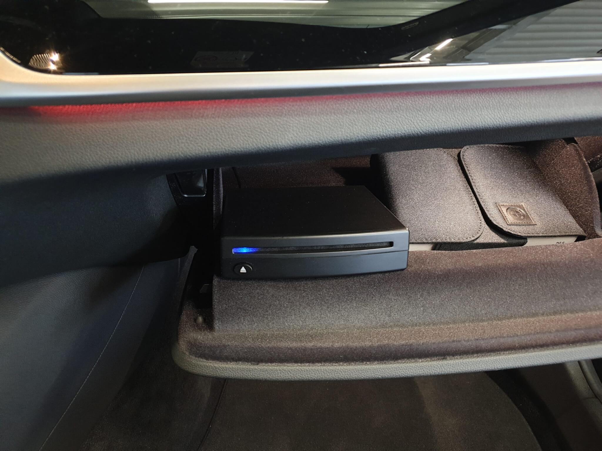 BMW 5er G30: Single CD-Player im Handschuhfach